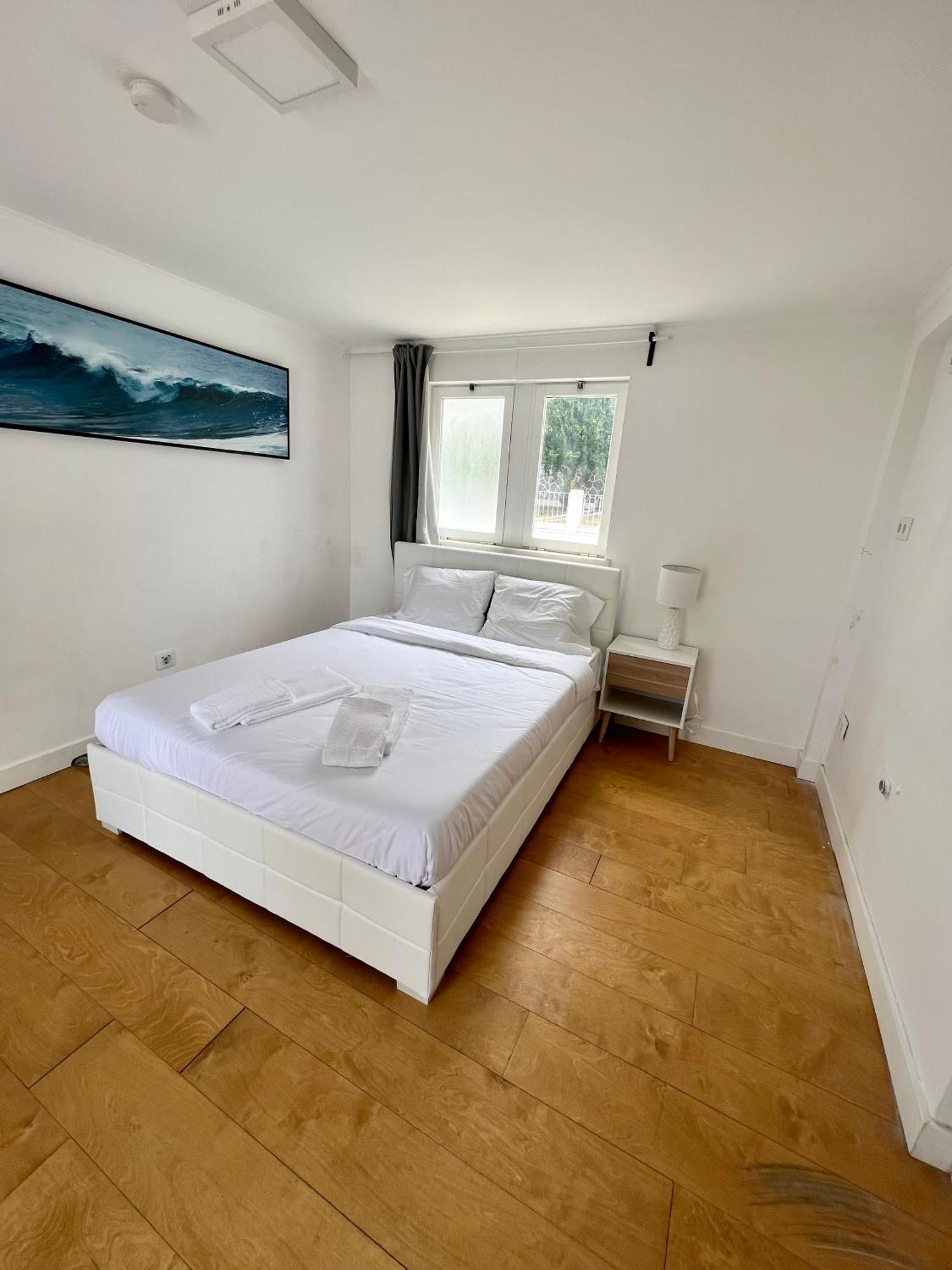 Oeiras Beach Private Room 9 - Double Bedroom With Shared Bathroom & Terrace Оэйраш Экстерьер фото